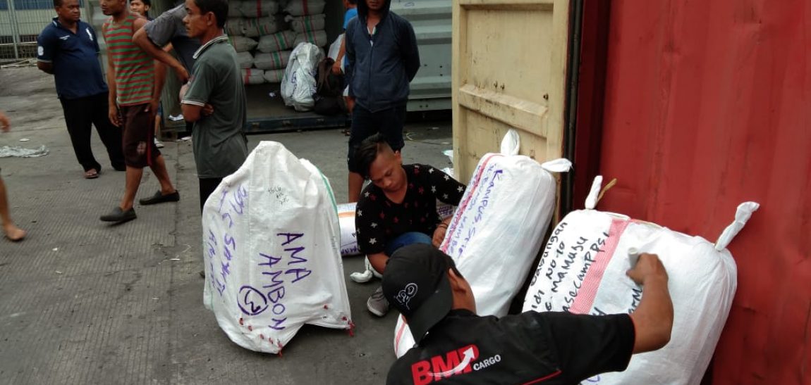 EKSPEDISI CARGO  EKSPEDISI CARGO JAKARTA  JASA PENGIRIMAN MURAH JAKARTA  EKSPEDISI CARGO MAKASSAR  EKSPEDISI CARGO MANADO  EKSPEDISI CARGO AMBON  EKSPEDISI CARGO TERNATE  EKSPEDISI CARGO MANOKWARI Proses packing pengiriman barang.